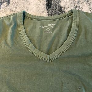 Forest green short sleeve tee shirt.  Good condition